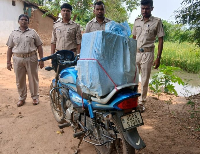 ବେନିୟମ ବିଦେଶୀ ମଦ ଚାଲାଣ ବେଳେ ମାଡି ବସିଲା ଅବକାରୀ ବିଭାଗ ମଦସହ ବାଇକ ଜବତ ।।